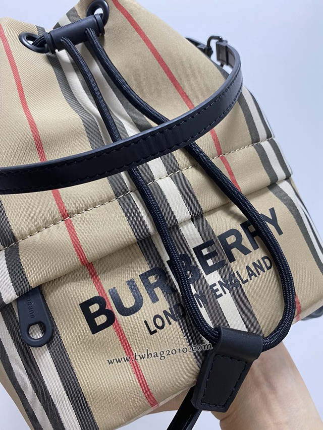 Burberry專門店新款皮肩帶收納小水桶包 巴寶莉經典休閒肩背女包 yxb1437